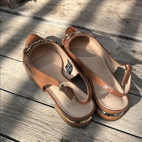 Jones New York Women's Tan Slingback Flats - Picture 3 of 4